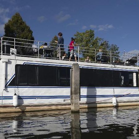 Bluebird House-Boat Hotel East Molesey Exterior photo
